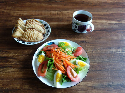 小鱼饼，红茶，蔬菜沙拉。