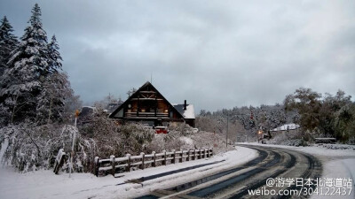 雪景温泉，人生几何[心][心]？
小伙伴们准备好了吗[嘻嘻][嘻嘻]
旭岳温情街的❄️❄️❄️❄️❄️，真真是下起来了啊！#一起游学日本北海道吧##留学北海道#
（拍摄：自驾游小伙伴Lica Ho）