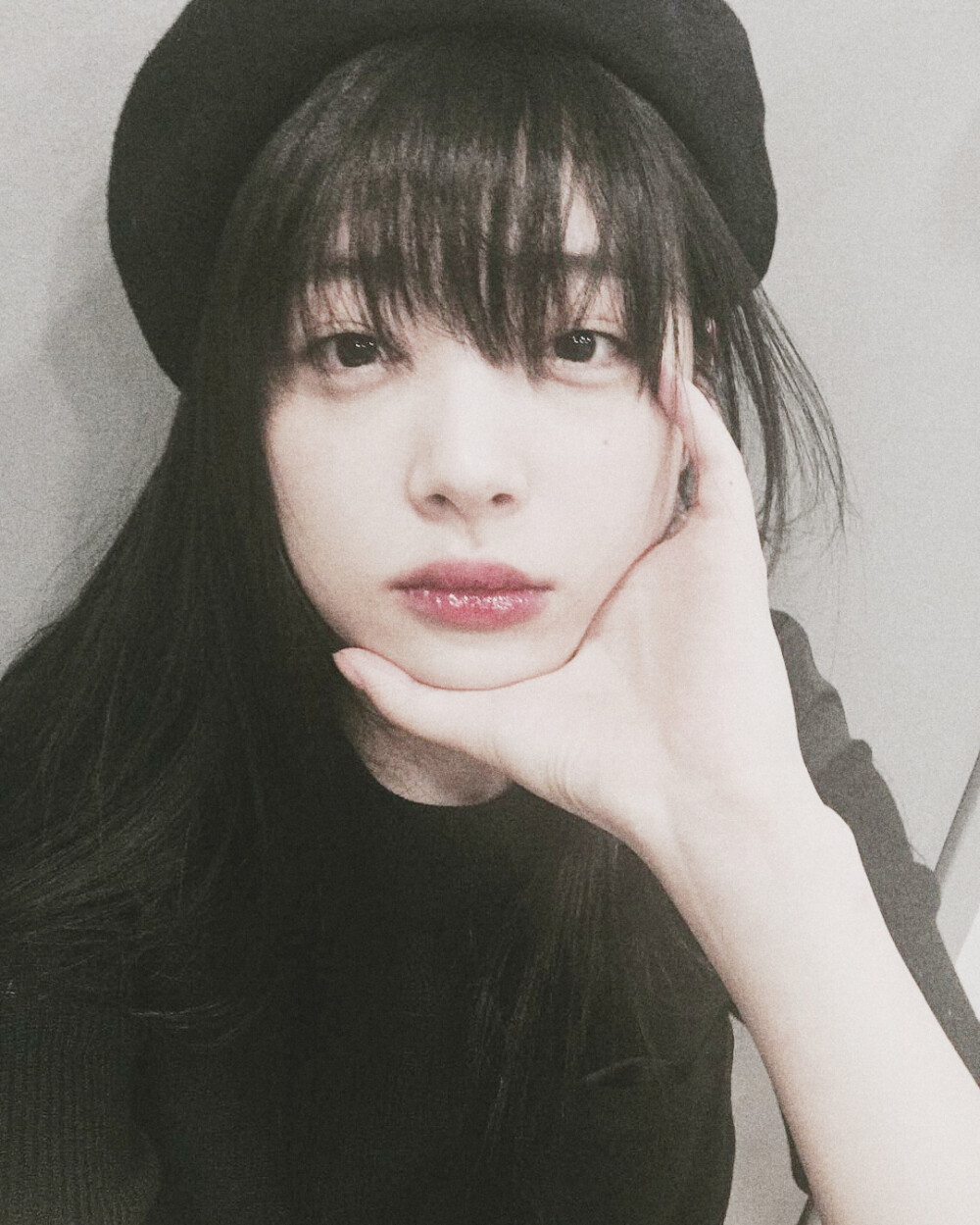 崔雪莉(sulli)1994年3月29日出生于韩国釜山,毕业于首尔表演艺术中学