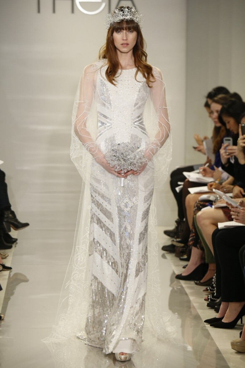 Theia White 2015 春夏婚纱 Thiea的礼服运用最好的欧洲织锦、丝绸和印花，装饰以服装珠绣和刺绣。每一件部分都由细密的针脚缝制，进而创造出精美细致长衫和礼服，令美丽在穿着的人们身上纷飞。穿着Theia礼服的女人们都会因找到适合自己的服装而充满自信，看起来异常美丽，自然而然地让内心的女神散发光彩～