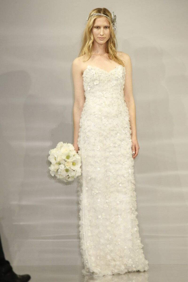 Theia White 2015 春夏婚纱 Thiea的礼服运用最好的欧洲织锦、丝绸和印花，装饰以服装珠绣和刺绣。每一件部分都由细密的针脚缝制，进而创造出精美细致长衫和礼服，令美丽在穿着的人们身上纷飞。穿着Theia礼服的女人们都会因找到适合自己的服装而充满自信，看起来异常美丽，自然而然地让内心的女神散发光彩～