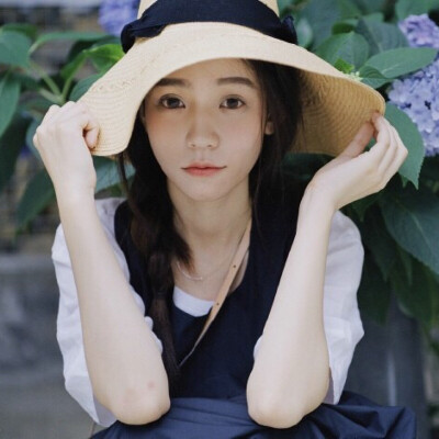 你是午夜误点的乘客 而他偏偏也选了这班车
沈青以 ♡ 女头～
森系 ♡ 清新 ♡ 文艺