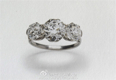 这枚钻戒的名字叫做玛丽女王温莎钻戒（Queen Mary's Town of Windsor Diamond Ring）只能找到这么一张图。。。剩下的资料什么都没找到，三颗钻石并排镶嵌，款式简单大方，现在在哪里我也不知道。。。。