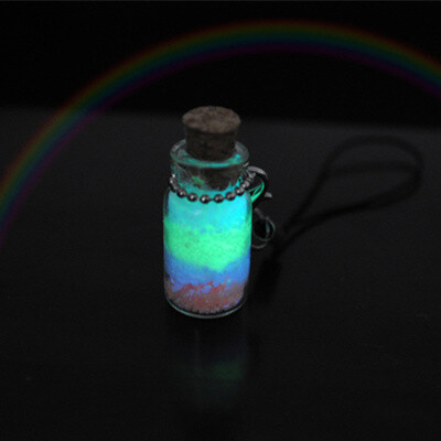 小巧精致的如同彩虹般光芒的许愿瓶，许下美好愿望，充满创意的小饰品