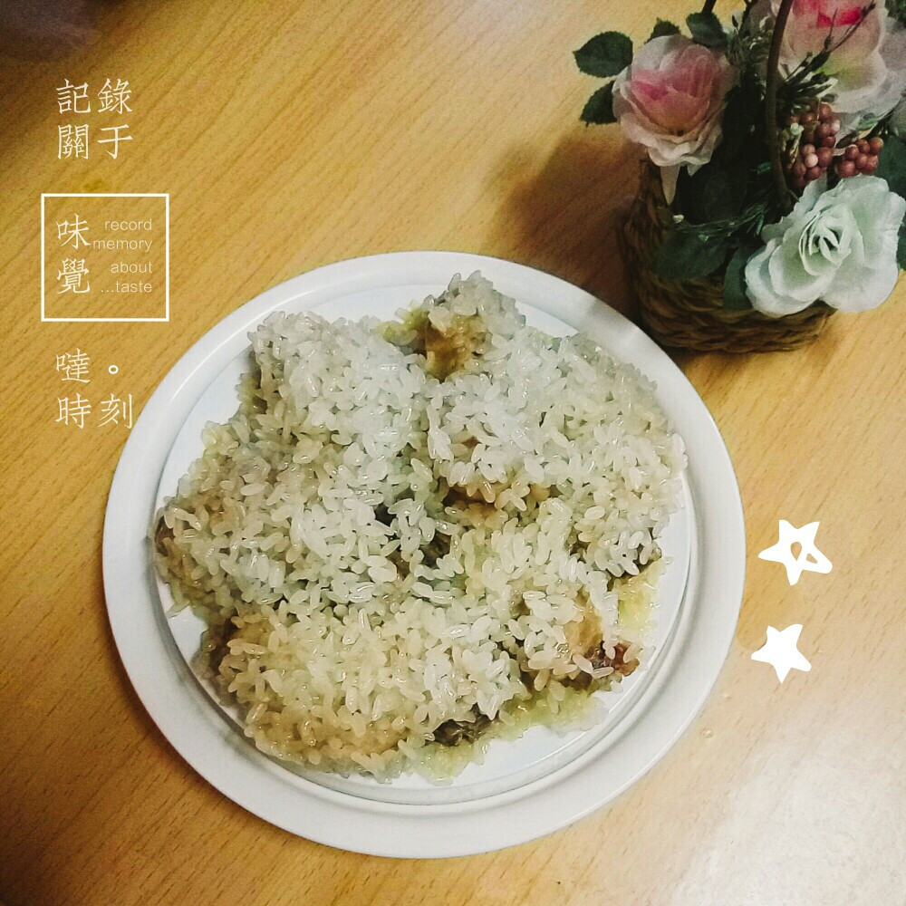 ［宿舍美食］
买了个锅～
做了糯米蒸鸡翅来次～～
得到舍友一致好评～
做法：1.提前一晚上把糯米泡上
2.鸡翅洗好，加入料酒，酱油，醋，盐，生姜，蜂蜜（白糖）腌制一个晚上（一个小时以上也可以，不过一个晚上更入味哦）
3.腌好的鸡翅裹上糯米，把糯米和鸡翅摆盘摆好～喜欢吃糯米的盆友可以多铺点糯米～尤其在最底层～鸡翅本身的油渗入到下面的糯米里！真的炒鸡好吃哦(´-ω-`)
PS：我买的是电炖盅，冬天了，炖炖煮煮蒸蒸～来养生2333小小的～我一个人够吃了～不过舍友来蹭就一人只能吃一丢丢啦hhhhh