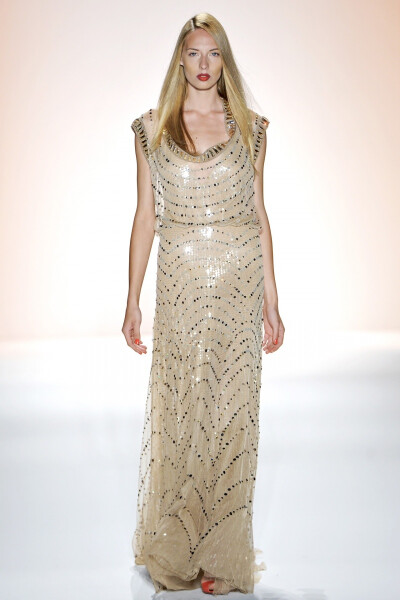 Jenny Packham 2012 春夏高级成衣 Jenny Packham常被誉为“红毯女王战衣”，可见其礼服系列在明星与时尚人士心目中的分量。本季设计师以简单的剪裁设计与色调搭配，推出了一系列清新飘逸的礼服系列，掀起来一股女神…