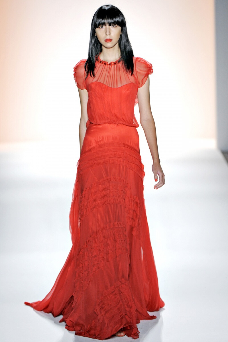 Jenny Packham 2012 春夏高级成衣 Jenny Packham常被誉为“红毯女王战衣”，可见其礼服系列在明星与时尚人士心目中的分量。本季设计师以简单的剪裁设计与色调搭配，推出了一系列清新飘逸的礼服系列，掀起来一股女神般的风潮～