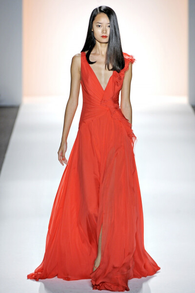 Jenny Packham 2012 春夏高级成衣 Jenny Packham常被誉为“红毯女王战衣”，可见其礼服系列在明星与时尚人士心目中的分量。本季设计师以简单的剪裁设计与色调搭配，推出了一系列清新飘逸的礼服系列，掀起来一股女神…