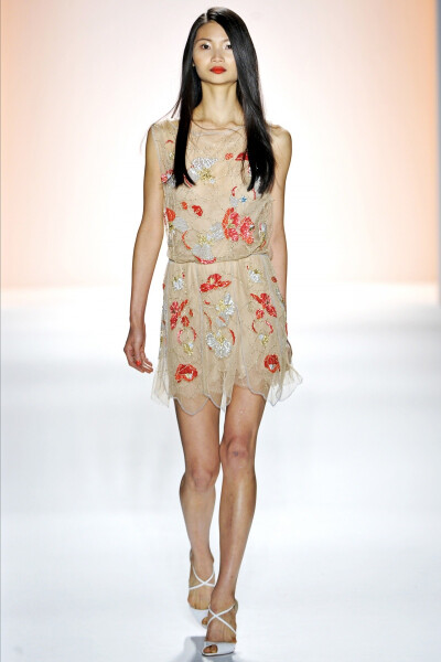 Jenny Packham 2012 春夏高级成衣 Jenny Packham常被誉为“红毯女王战衣”，可见其礼服系列在明星与时尚人士心目中的分量。本季设计师以简单的剪裁设计与色调搭配，推出了一系列清新飘逸的礼服系列，掀起来一股女神…