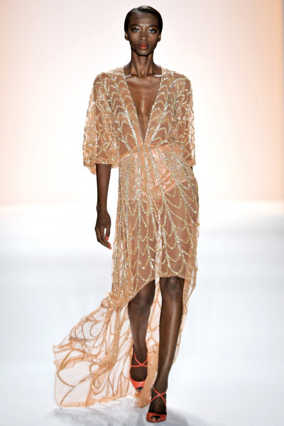 Jenny Packham 2012 春夏高级成衣 Jenny Packham常被誉为“红毯女王战衣”，可见其礼服系列在明星与时尚人士心目中的分量。本季设计师以简单的剪裁设计与色调搭配，推出了一系列清新飘逸的礼服系列，掀起来一股女神…