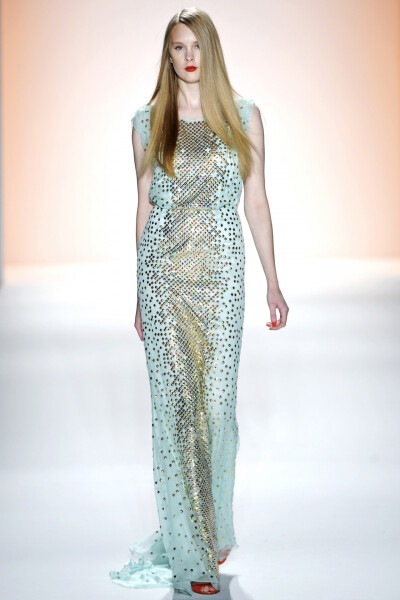 Jenny Packham 2012 春夏高级成衣 Jenny Packham常被誉为“红毯女王战衣”，可见其礼服系列在明星与时尚人士心目中的分量。本季设计师以简单的剪裁设计与色调搭配，推出了一系列清新飘逸的礼服系列，掀起来一股女神…