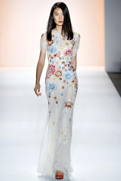 Jenny Packham 2012 春夏高级成衣 Jenny Packham常被誉为“红毯女王战衣”，可见其礼服系列在明星与时尚人士心目中的分量。本季设计师以简单的剪裁设计与色调搭配，推出了一系列清新飘逸的礼服系列，掀起来一股女神…