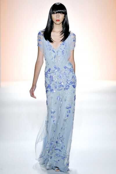 Jenny Packham 2012 春夏高级成衣 Jenny Packham常被誉为“红毯女王战衣”，可见其礼服系列在明星与时尚人士心目中的分量。本季设计师以简单的剪裁设计与色调搭配，推出了一系列清新飘逸的礼服系列，掀起来一股女神…