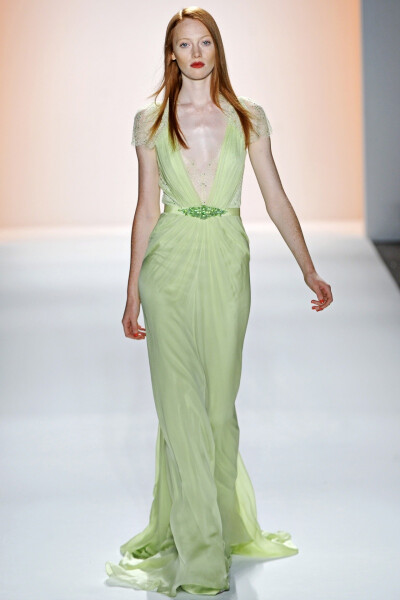 Jenny Packham 2012 春夏高级成衣 Jenny Packham常被誉为“红毯女王战衣”，可见其礼服系列在明星与时尚人士心目中的分量。本季设计师以简单的剪裁设计与色调搭配，推出了一系列清新飘逸的礼服系列，掀起来一股女神…