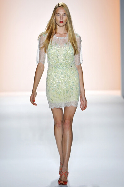 Jenny Packham 2012 春夏高级成衣 Jenny Packham常被誉为“红毯女王战衣”，可见其礼服系列在明星与时尚人士心目中的分量。本季设计师以简单的剪裁设计与色调搭配，推出了一系列清新飘逸的礼服系列，掀起来一股女神…