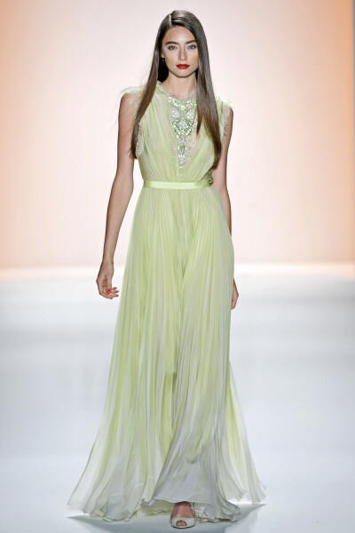 Jenny Packham 2012 春夏高级成衣 Jenny Packham常被誉为“红毯女王战衣”，可见其礼服系列在明星与时尚人士心目中的分量。本季设计师以简单的剪裁设计与色调搭配，推出了一系列清新飘逸的礼服系列，掀起来一股女神…