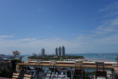 蓝蓝的天啊，这是我们的一号咖啡屋大露台上