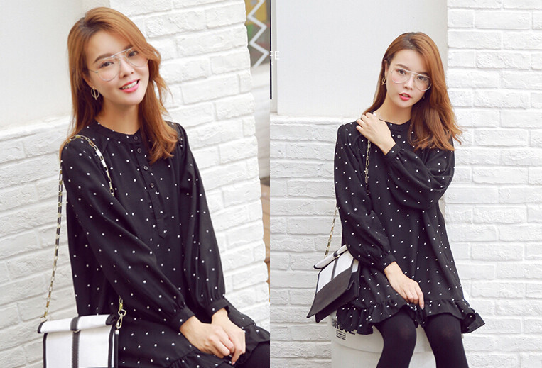 梨花头发型04》》》》》出挑的金棕染发不但不会难驾驭，而且很显肤色。斜分外翻的刘海搭配着梨花头中长发刚刚好，造型不仅非常地有气质，还能衬托出别致的风格魅力，真的是超好看唷。