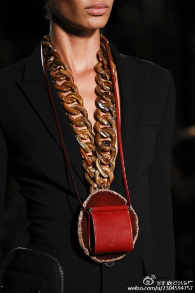 Givenchy 2017春夏系列秀场包款的类型增多,在蟒纹和玳瑁色元素的衬托下,散发着原始致命的吸引力，就连包包的拿法也开始更加的多样化了，本季秀演示了微型包不一定要跨在身上，还可以挂在脖子上。