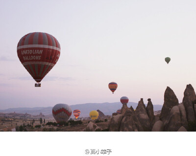 #未完成の旅# 不用带我去远方/ 去寻找什么天堂/ 此刻这样就很好 等一场日出/ 阳光洒在我们脸上 # 有 生 之 年 # 卡帕多奇亚