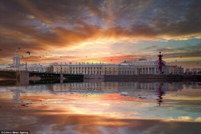 摄影师Andrei Mikhailov拍下了他的家乡，俄罗斯圣彼得堡的天际线，美轮美奂宛若动漫中的场景。