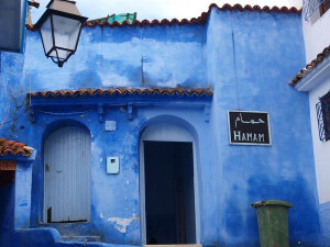 Shefshauen，摩洛哥西北部一个蓝色小镇，到过那里的人都说，这里的蓝足以让人窒息——蓝色的屋顶，蓝色的墙壁，蓝色的台阶，蓝色的内饰…几乎所有能够图上蓝色的所有地方都是蓝色。