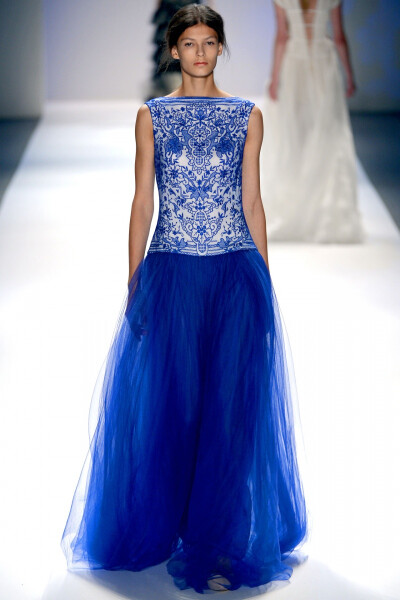 Tadashi Shoji 2013 春夏高级成衣 本季，设计师的旅程起始于一件蓝色刺绣裙——在我们看来，刺绣的纹样颇似青花瓷（事实上，设计师的灵感来自帕萨迪纳玫瑰碗市场里的一张威尼斯风格桌布，所 以，你也很难撇清它与中…