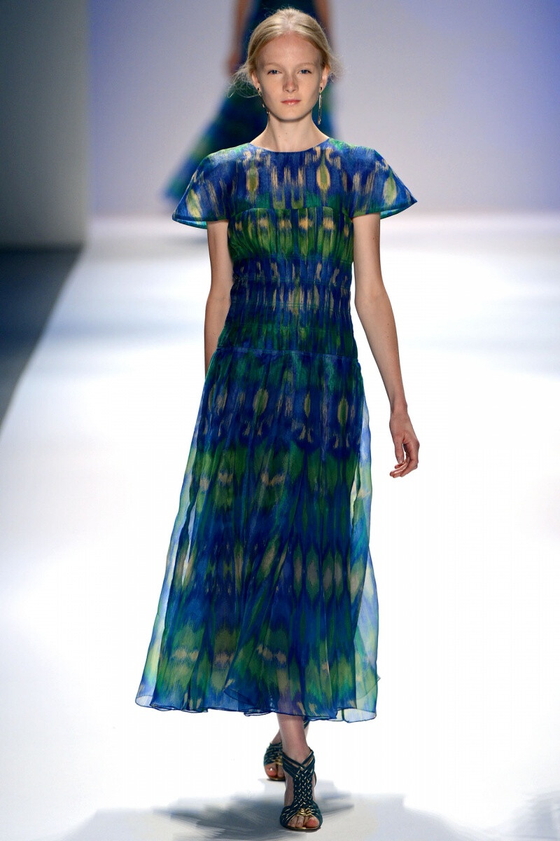 Tadashi Shoji 2013 春夏高级成衣 本季，设计师的旅程起始于一件蓝色刺绣裙——在我们看来，刺绣的纹样颇似青花瓷（事实上，设计师的灵感来自帕萨迪纳玫瑰碗市场里的一张威尼斯风格桌布，所 以，你也很难撇清它与中国之间的关系）。显然，设计师的中国之行给整个系列增色不少，那些对蓝色、绿色和红色的运用，让你很容易联想起敦煌壁画中的作品。 而压轴出场的薄衫长裙，则充满了古典主义的魅力。在Tadashi Shoji 2013春夏女装秀上，招牌的蕾丝刺绣依然是主打设计，高贵宝石蓝、柔美象牙白、明艳橘红色……通过这些绚烂浪漫的色彩呈现之后，Tadashi Shoji女郎散发的优雅女神范儿愈加动人～