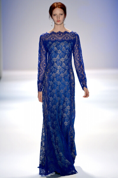 Tadashi Shoji 2013 春夏高级成衣 本季，设计师的旅程起始于一件蓝色刺绣裙——在我们看来，刺绣的纹样颇似青花瓷（事实上，设计师的灵感来自帕萨迪纳玫瑰碗市场里的一张威尼斯风格桌布，所 以，你也很难撇清它与中…