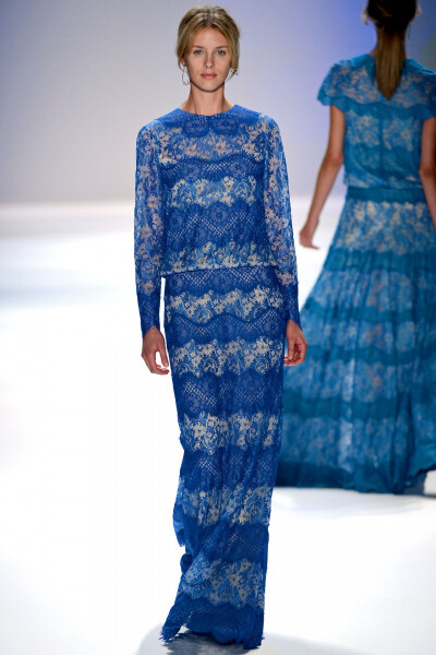 Tadashi Shoji 2013 春夏高级成衣 本季，设计师的旅程起始于一件蓝色刺绣裙——在我们看来，刺绣的纹样颇似青花瓷（事实上，设计师的灵感来自帕萨迪纳玫瑰碗市场里的一张威尼斯风格桌布，所 以，你也很难撇清它与中…