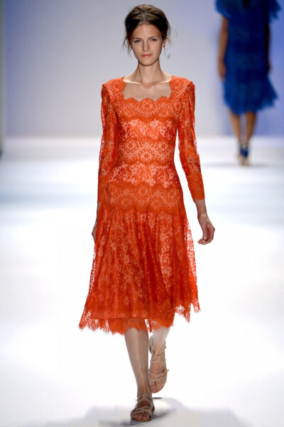 Tadashi Shoji 2013 春夏高级成衣 本季，设计师的旅程起始于一件蓝色刺绣裙——在我们看来，刺绣的纹样颇似青花瓷（事实上，设计师的灵感来自帕萨迪纳玫瑰碗市场里的一张威尼斯风格桌布，所 以，你也很难撇清它与中…