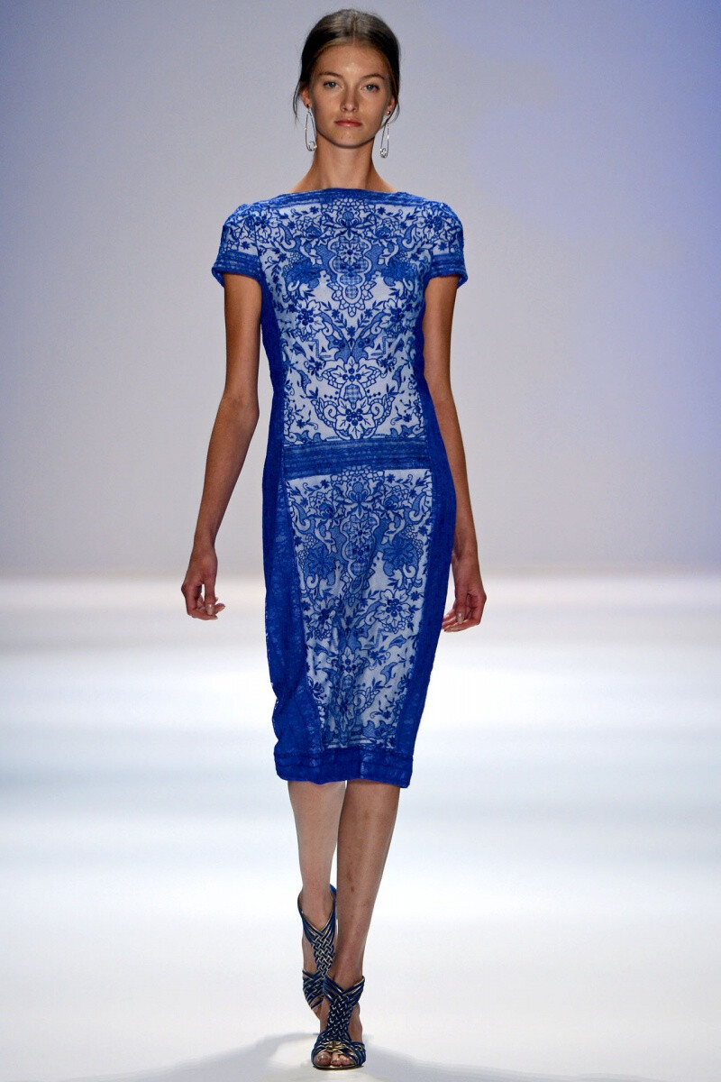 Tadashi Shoji 2013 春夏高级成衣 本季，设计师的旅程起始于一件蓝色刺绣裙——在我们看来，刺绣的纹样颇似青花瓷（事实上，设计师的灵感来自帕萨迪纳玫瑰碗市场里的一张威尼斯风格桌布，所 以，你也很难撇清它与中国之间的关系）。显然，设计师的中国之行给整个系列增色不少，那些对蓝色、绿色和红色的运用，让你很容易联想起敦煌壁画中的作品。 而压轴出场的薄衫长裙，则充满了古典主义的魅力。在Tadashi Shoji 2013春夏女装秀上，招牌的蕾丝刺绣依然是主打设计，高贵宝石蓝、柔美象牙白、明艳橘红色……通过这些绚烂浪漫的色彩呈现之后，Tadashi Shoji女郎散发的优雅女神范儿愈加动人～