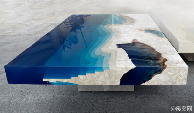 一张桌子，一片湖水。作者：设计师Alexandre Chapelin