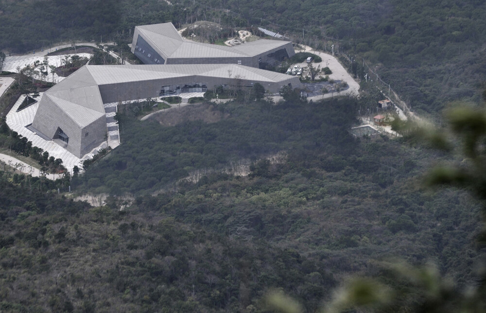 【深圳地质博物馆 / LeeMundwiler Architects】
建筑师LeeMundwiler Architects
地址大鹏半岛, Longgang, 深圳, 中国
顾问BLY Landscape Architecture Planning & Design Institute; Huayi Design.
建筑面积6200.0 sqm
项目年份2013
摄影师Yujiang Peng