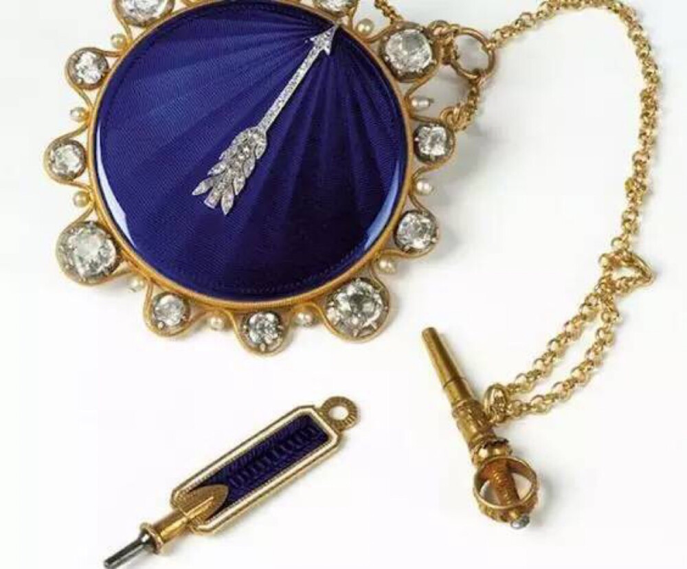 当时的法国社会贵族赴宴不能随身携带怀表，因为在隆重的宴会上看时间是对主人的不敬，于是钟表巨匠宝玑先生发明了触摸表，它的外形像一件珠宝配饰，典雅美观却极具实用性，轻触箭形指针，即可轻松读取时间。约瑟芬皇后在1800年购买了这块宝玑No. 611小型蓝色珐琅钻石触摸带壳表，蓝色瓷釉黄金表壳，镶钻指针，造型小巧精致。后来约瑟芬皇后把这块表送给了她的女儿荷兰王后奥坦丝，皇后用更大的钻石替换了原来的装饰钻石，在表壳上镶嵌了带着王冠的字母“H”，即奥坦丝王后名字的首字母，同时戴着王冠的“H”也象征了荷兰王后的地位。这块精致的怀表后来经佳士得在日内瓦以高于130万美金而被不明买家竟得，比估价值多出了7倍。

