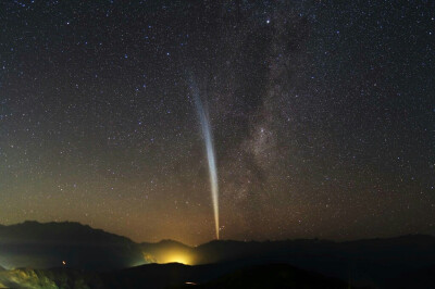 #天文酷图# #每日一太阳系图#【圣地亚哥上空的洛弗乔伊彗星】在智利圣地亚哥附近的天空中看到弗乔伊彗星。图片由ESO照片大使Yuri Beletsky拍摄照片