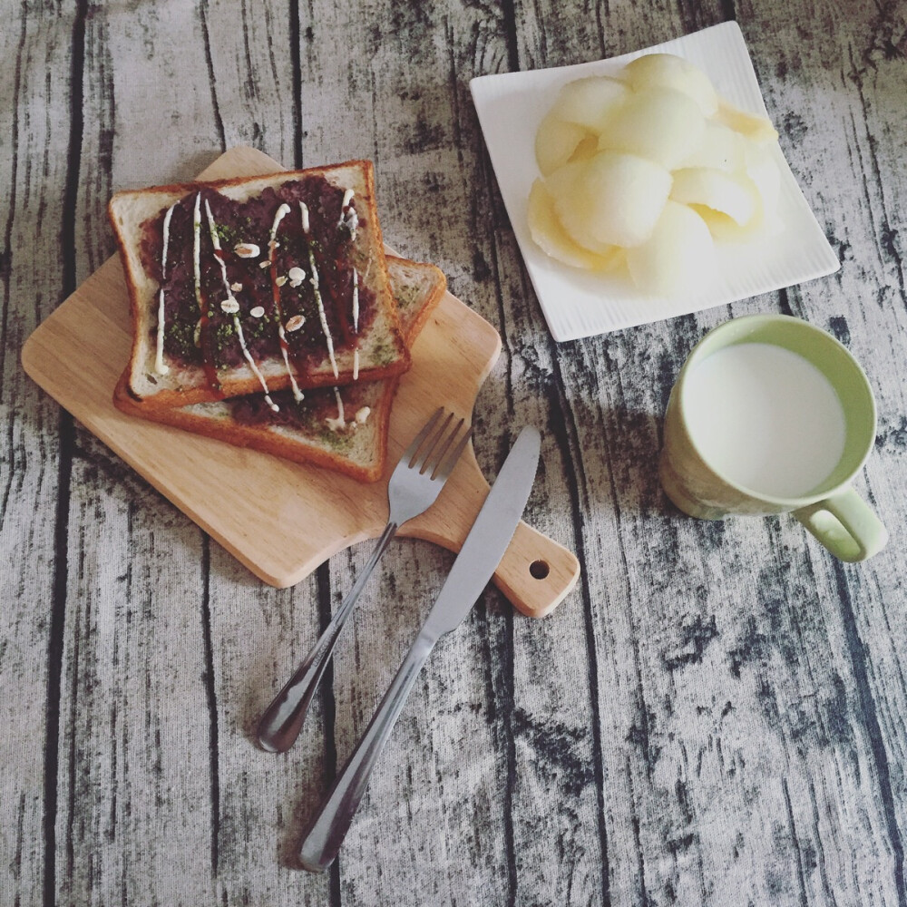 红豆抹茶吐司片+牛奶+黄河蜜瓜