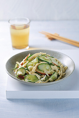 小黃瓜拌豆皮

材料
小黃瓜        2條
生豆皮        1片
蒜仁   　　  2顆
紅辣椒        1條

調味料
A
鹽            1小匙

B
辣油        1小匙
烏醋        1大匙
糖            1大匙

作法

小黃瓜切薄片後加鹽搓揉後，靜置深盤中20分鐘至出水，瀝乾水份，去除多餘鹹味備用。生豆皮切絲汆燙過，沖冷開水再瀝乾備用。蒜仁切末；紅辣椒切絲，備用。烏醋加少許糖拌至糖融化，加入辣油拌勻。將所有材料混合拌勻即可食用。