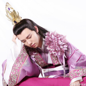 刺客列传 官博恶搞海报系列 图源微博@刺客列传官微 钤光发糖啦！！磕到迷幻！！！