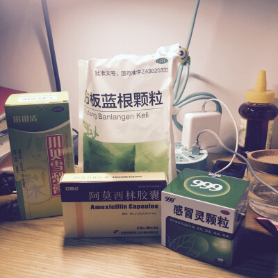 终于扛不住，买了一堆药。I have a really bad cold. 