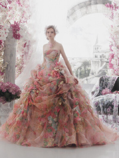 【花与婚纱礼服完美融合的唯美婚纱设计】将花与婚纱礼服完美融合的唯美婚纱设计美图，来自日本著名的婚纱品牌Stella de libero的作品，比起纯白色婚纱，这样的搭配似乎更有公主气质。