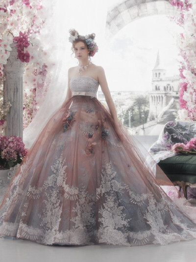 【花与婚纱礼服完美融合的唯美婚纱设计】将花与婚纱礼服完美融合的唯美婚纱设计美图，来自日本著名的婚纱品牌Stella de libero的作品，比起纯白色婚纱，这样的搭配似乎更有公主气质。