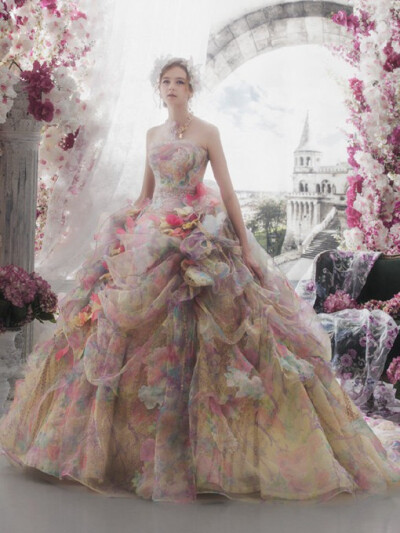 【花与婚纱礼服完美融合的唯美婚纱设计】将花与婚纱礼服完美融合的唯美婚纱设计美图，来自日本著名的婚纱品牌Stella de libero的作品，比起纯白色婚纱，这样的搭配似乎更有公主气质。