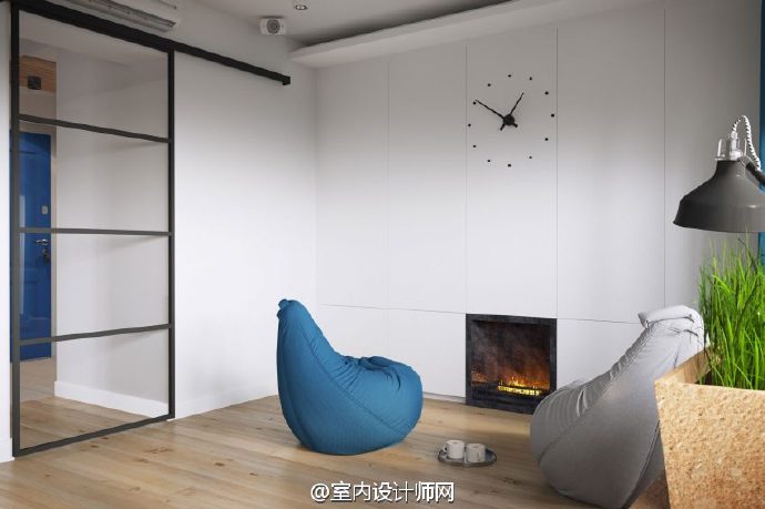 #我爱我家# Igralnaya Apartment 是一座面积仅为32平米的小公寓， Geometrium 设计团队大胆发挥他们的创造力。 将客厅架高，可拉伸的台阶便成为了夜晚的睡眠空间，利用投影仪代替电视，节省下来的空间定制出整面的储物柜，大量运用北欧风清新俏丽的元素，让小空间也变得舒适温馨。