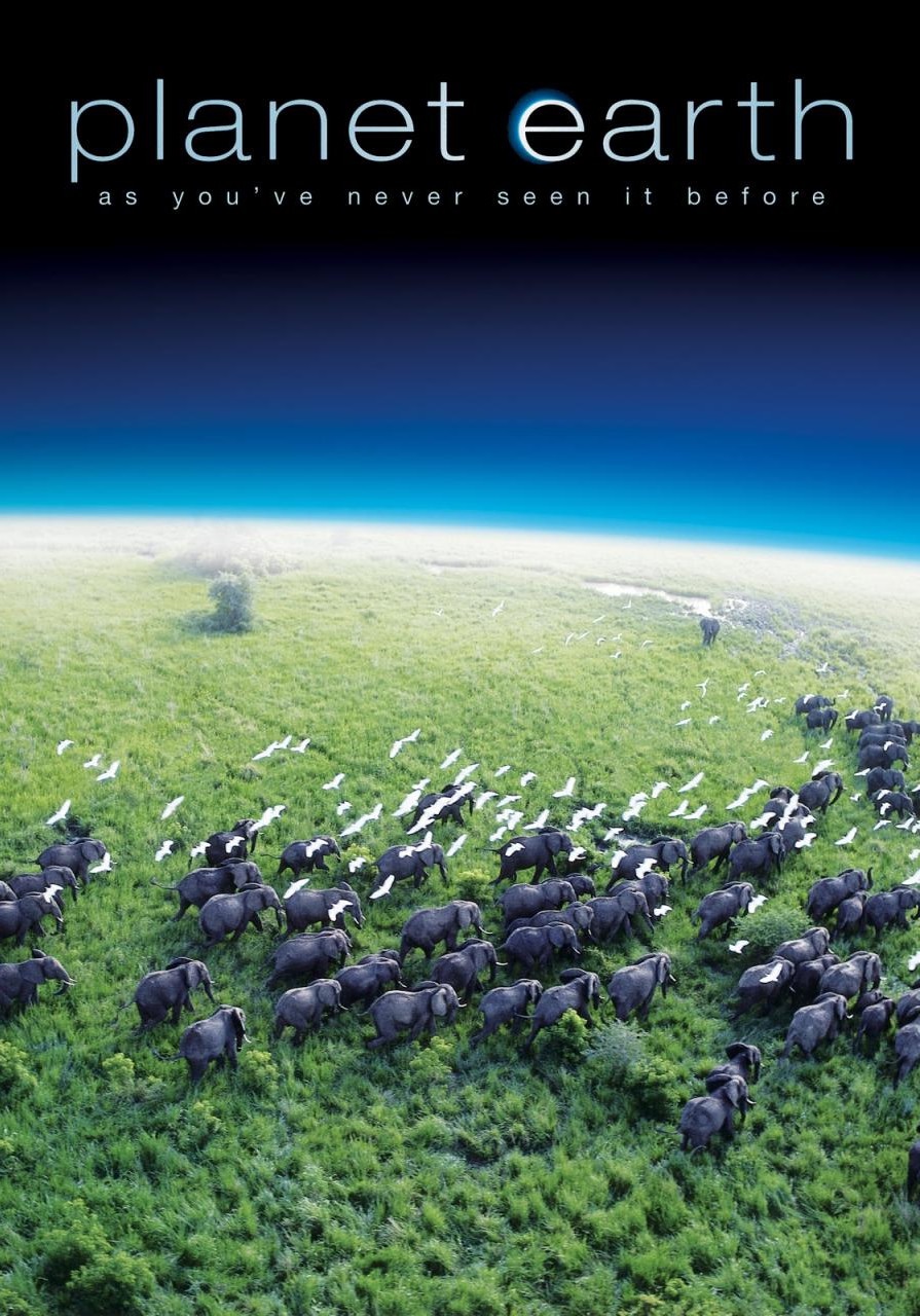 【片名】地球脉动 第一季 Planet Earth Season 1 (2006)，【制片国家/地区】英国，【集数】11，【单集片长】60分钟，【简介】BBC曾经制作出《蓝色星球》的纪录片摄影团队，再次集结奉上了这部堪称难以超越的经典纪录片《地球脉动》。从南极到北极，从赤道到寒带，从非洲草原到热带雨林，再从荒凉峰顶到深邃大海，难以数计的生物以极其绝美的身姿呈现在世人面前。我们看到了Okavango洪水的涨落及其周边赖以生存的动物们的生存状态，看到了罕见的雪豹在漫天大雪中猎食的珍贵画面；看到了冰原上企鹅、北极熊、海豹等生物相互依存的严苛情景，也见识了生活在大洋深处火山口高温环境下的惊奇生物。