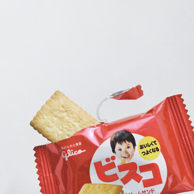 glico 格力高 乳酸菌奶油夹心饼 原味 超可爱的饼干 小小个 好适合给小盆友吃 不过感觉有点甜 给小盆友适当吃点就好……参考价格：19.9元。