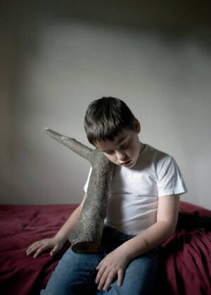 摄影师Timothy Archibald 摄影项目《Echolilia: 有时候我在想》，该摄影项目以自己患自闭症儿子Echolilia为拍摄对象，记录下自闭症儿童不一样的世界。