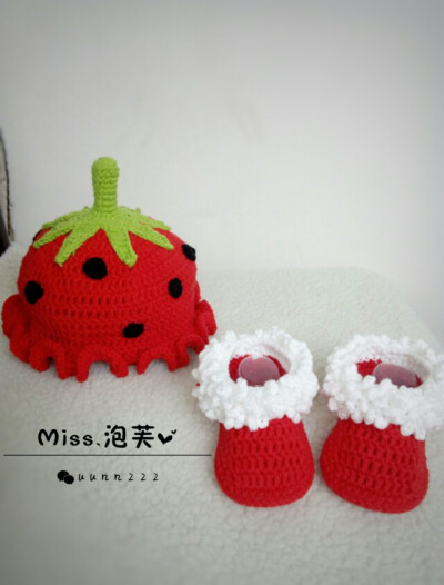 钩针草莓宝宝帽子