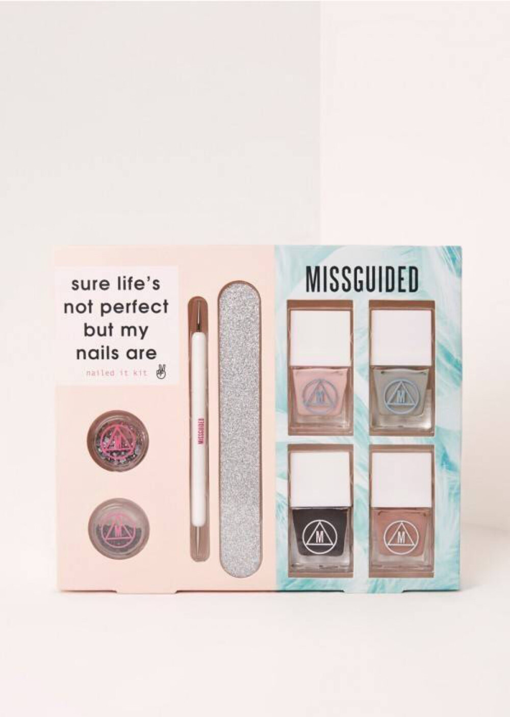 英国平价品牌 Missguided 推出首个彩妆系列，包括眼影盘、化妆包、唇膏等单品，价格在10美元左右