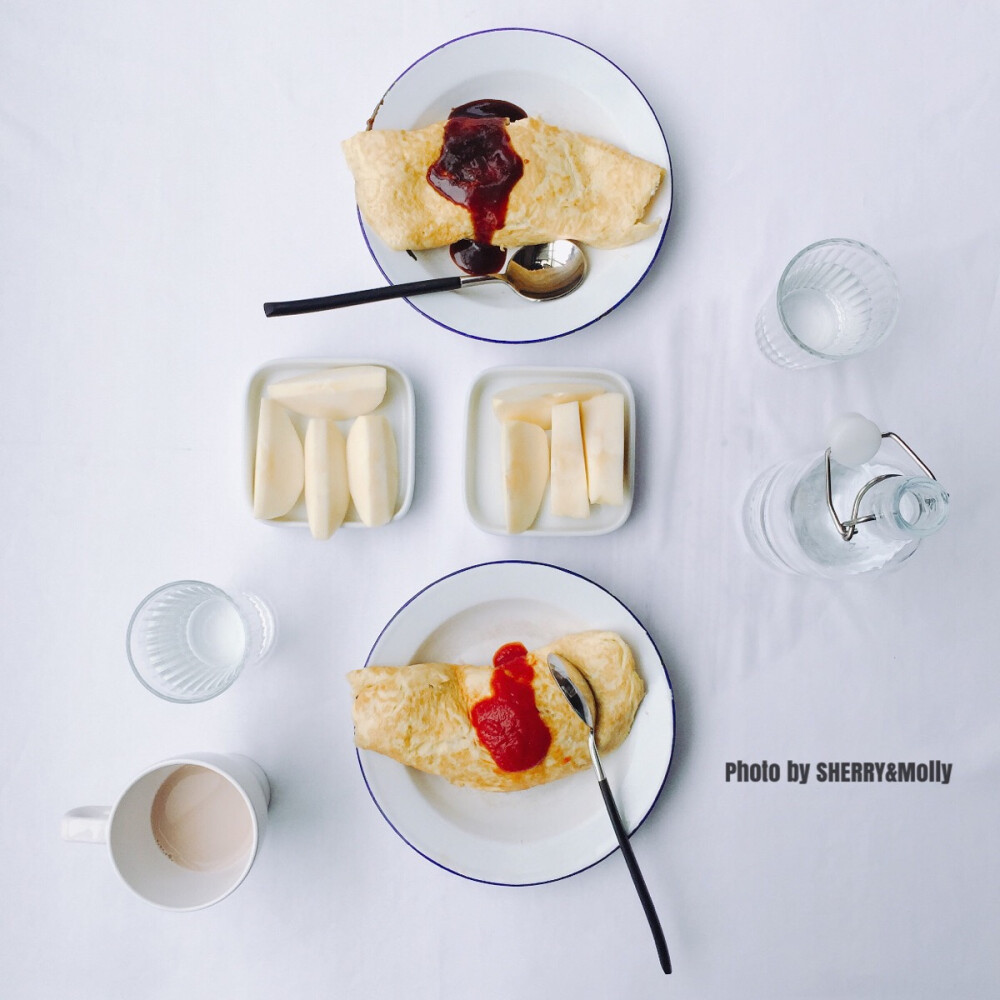 早～冷飕飕的下雨天吃个蛋包饭 再配一只香蕉苹果 Molly还有前几天老客人送的藏甜茶喝～